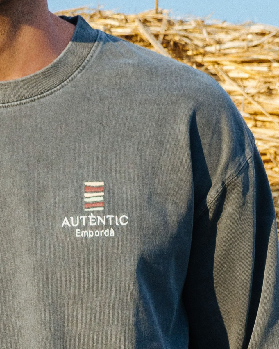 Camiseta Manga Larga Gris Piedra detalle